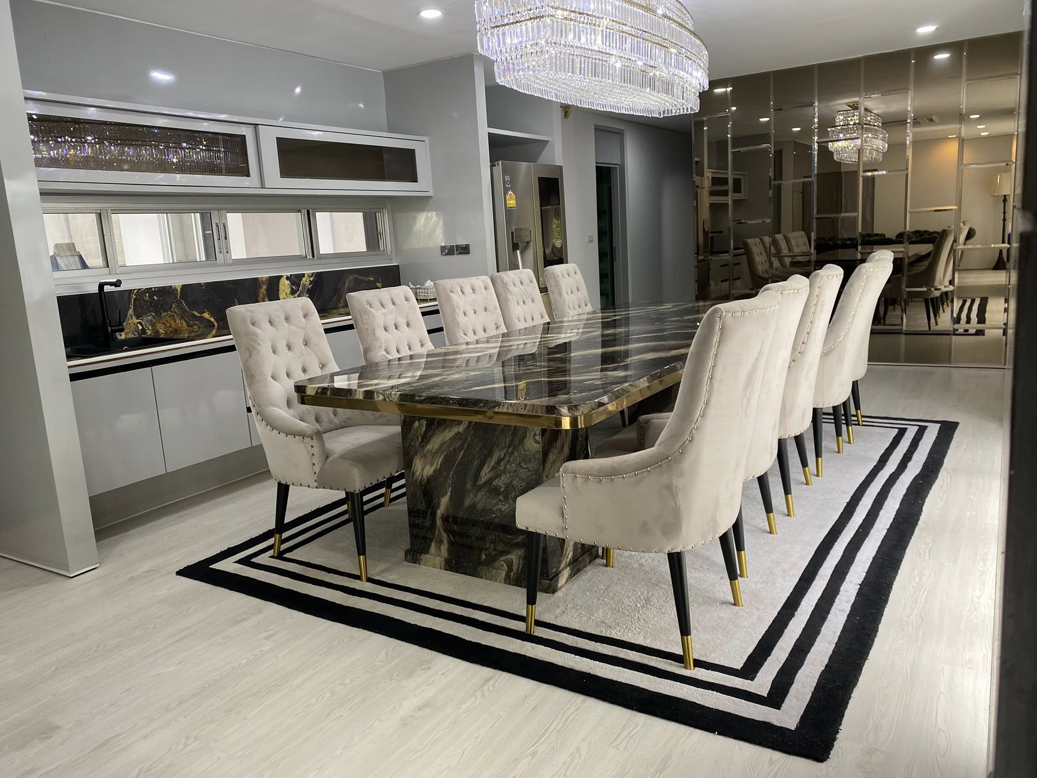 หมู่บ้าน Noble Tara Pattanakarn (โนเบิล ทารา พัฒนาการ) บ้านเดี่ยวขนาดใหญ่2ชั้นหลังมุม โซนพื้นที่ ARL MRT หัวหมาก ให้เช่าและขายห้อง เนื้อที่ 134 ตารางวา พื้นที่ใช้สอย 550 ตารางเมตร 5 ห้องนอน 6 ห้องน้ำ 1 ห้องนั่งเล่น