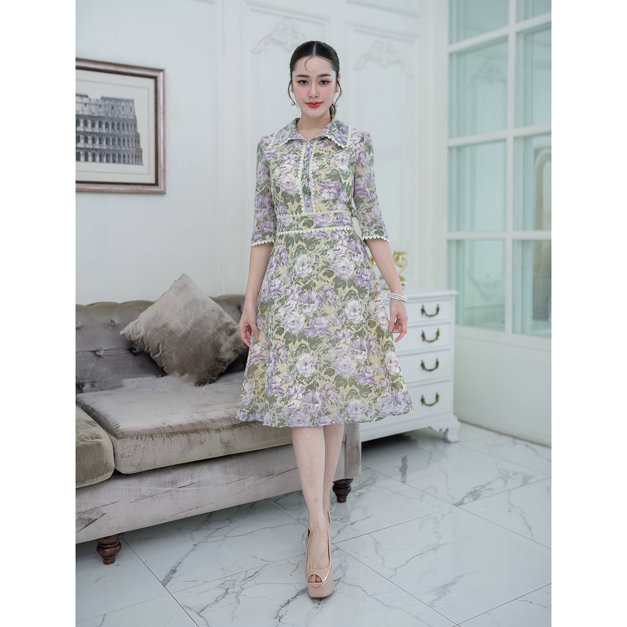 kudapy เดรสสั้นสีโทนม่วง/สีโทนม่วง เชิ้ตทรงสวยเท่คอปก ผ้าชีฟองลายดอกไม้ ช่วงปกเสื้อ กระดุมด้าหน้า ขอบเอว ปลายแขนแต่งลูกไม้