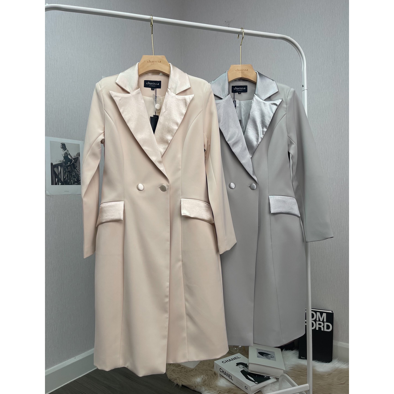 kudapy เดรสสูททรงสอบสีครีม/สีเทา เรียบหรู มีซับในทั้งชุด เป็นเดรสกระดุมหน้า กระเป๋าสามารถใช้งานได้จริง แต่งกระดุม 2 เม็ด