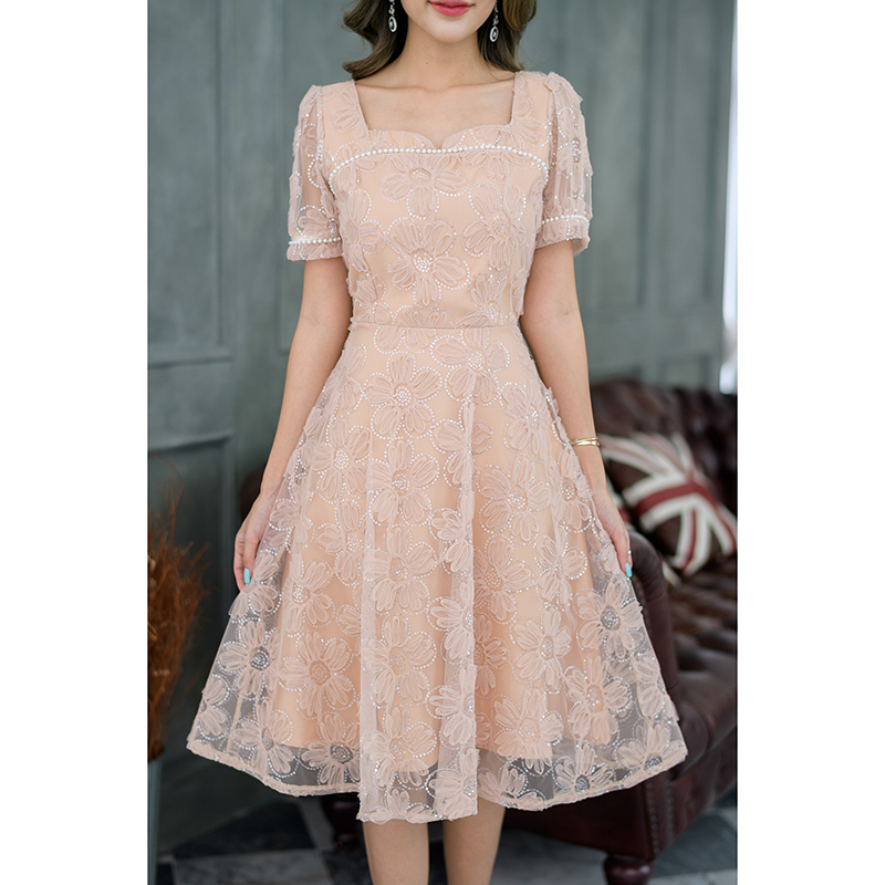 kudapy เดรสสั้นสีขาว/สีน้ำตาลทองอ่อน ผ้านุ่มฟูลายดอกไม้ ผ้าตาข่ายลายนูนฟู ลายดอกไม้ รอบดอกไม้ตกแต่งด้วยเลื่อมใสๆรอบดอกไม้