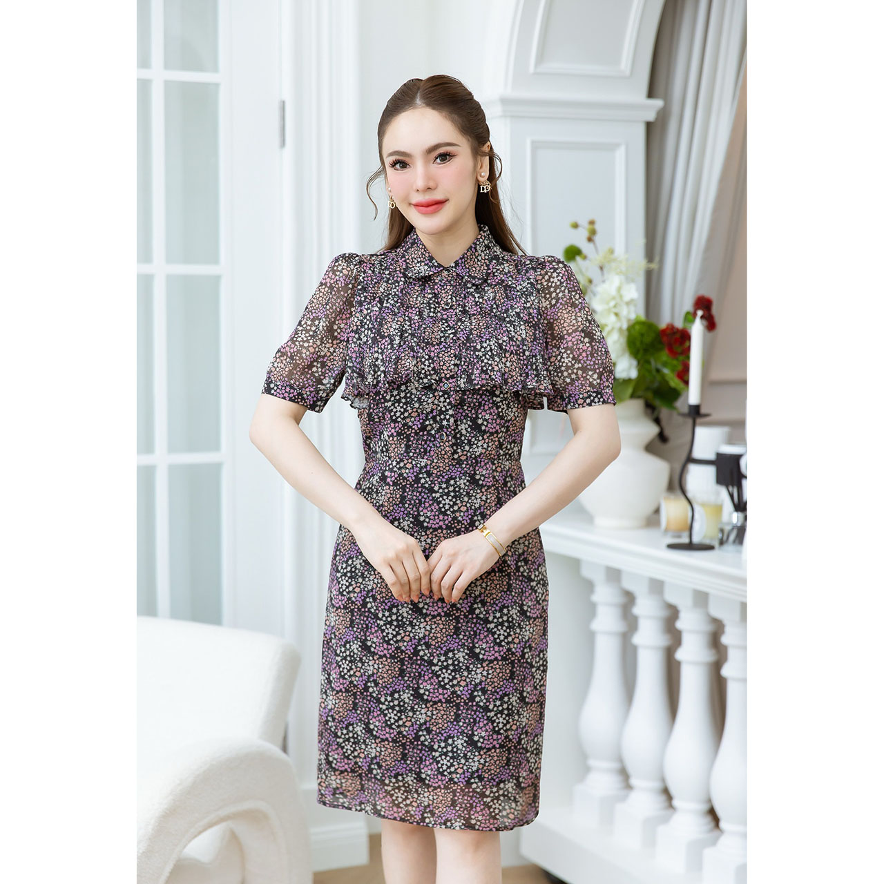 kudapy เดรสคอปกอกพลีทระบาย ลายดอกเล็กสวยละมุน ดีเทลสวยเก๋มากๆ ช่วงอกเป็นกระดุมใบโควเวอร์ดำ