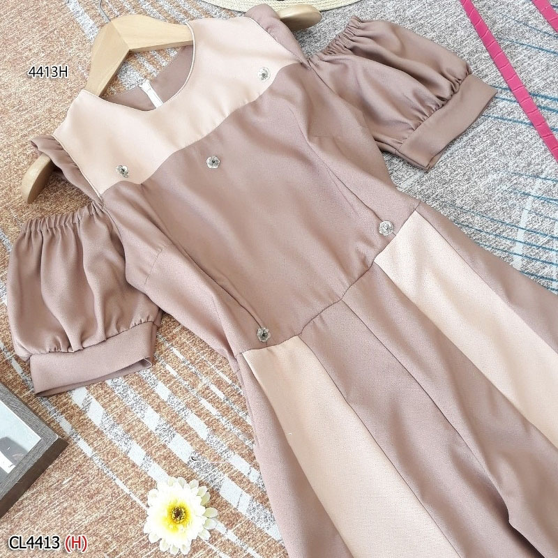 kudapy จั้มสูทขายาน้ำตาล ผ้าซาร่าดีเทลเปิดไหล่แขนพองสม็อค อกแต่งผ้าสบับสีน้ำตาลอ่อนเข้มเอวเข้ารูปสวย