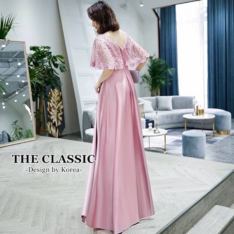 kudapy เดรสยาว อกหมุดมุกสีชมพู ช่วงบนใช้ผ้างานปัก แต่งขอบลูกไม้ ตอกหมุดมุกสีชมพู แต่งเพชรชมพู ช่วงล่างยาวบานพริ้ว