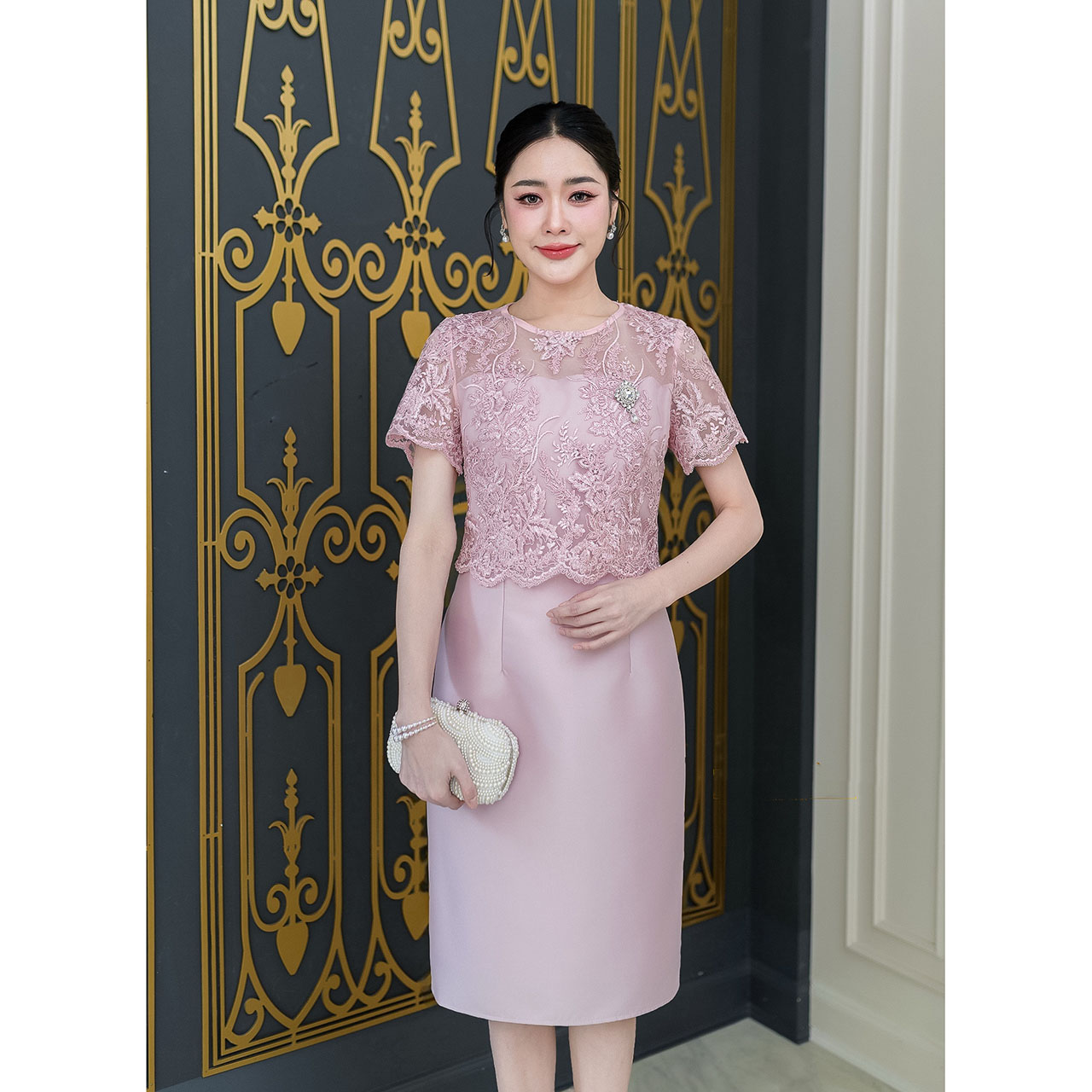 kudapy เดรสผ้าไหม ดีไซน์เย็บคลุมลูกไม้ครึ่งตัว ผ้าลูกไม้ซีทรูผ้าเกรดพรีเมี่ยมลายสวย ผ้าทอลายสวยมีเลื่อมวิบวับเบาๆ