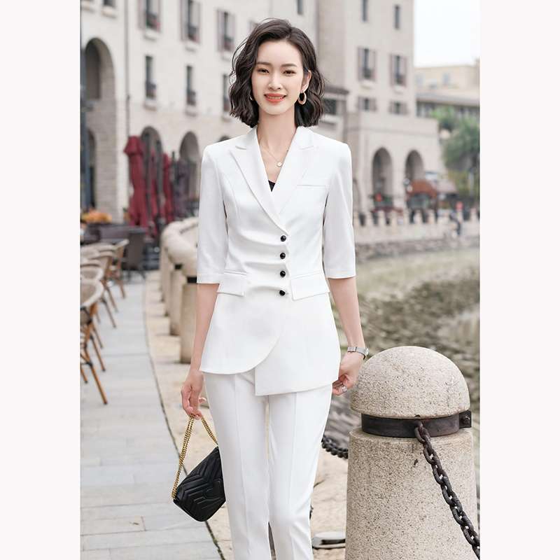 kudapy ชุดสูททำงานผู้หญิงสีขาว/สีครีม แต่งกระดุมแถวพร้อมกางเกง จุดเด่นของชุดนี้คือการออกแบบเพิ่มดีเทลกระดุมด้านหน้าขึ้นมาเพื่อเพิ่มดีสไตล์