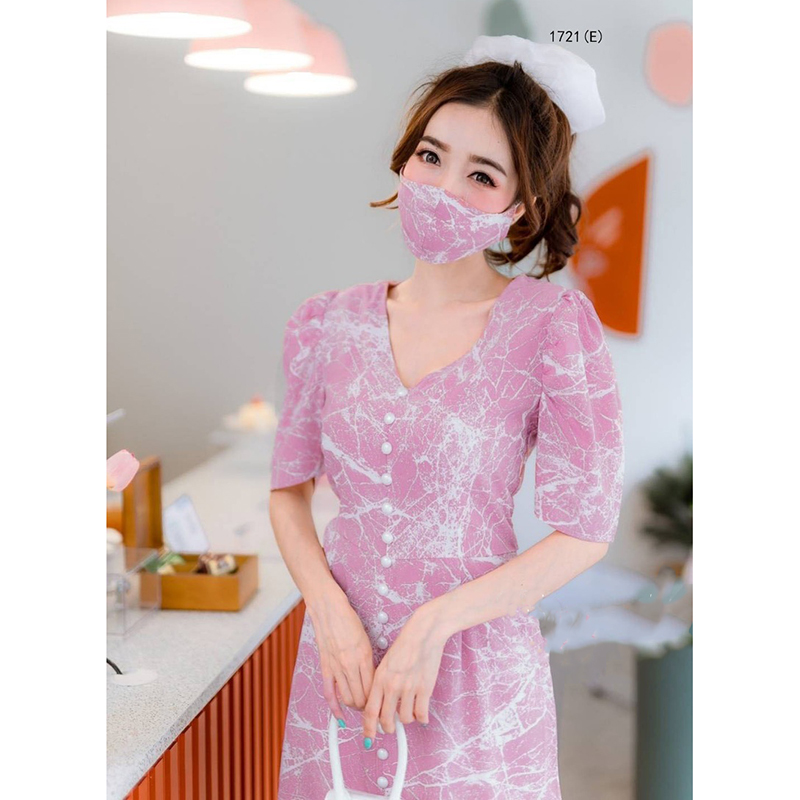 kudapy เดรสยาวสีแดง/ชมพู ผ้าลายหินแตก+แมสปิดปาก+ยางมัดผมโดนัทผ้าแก้ว เดรสคอวี ทรงแขนพองนิดๆ