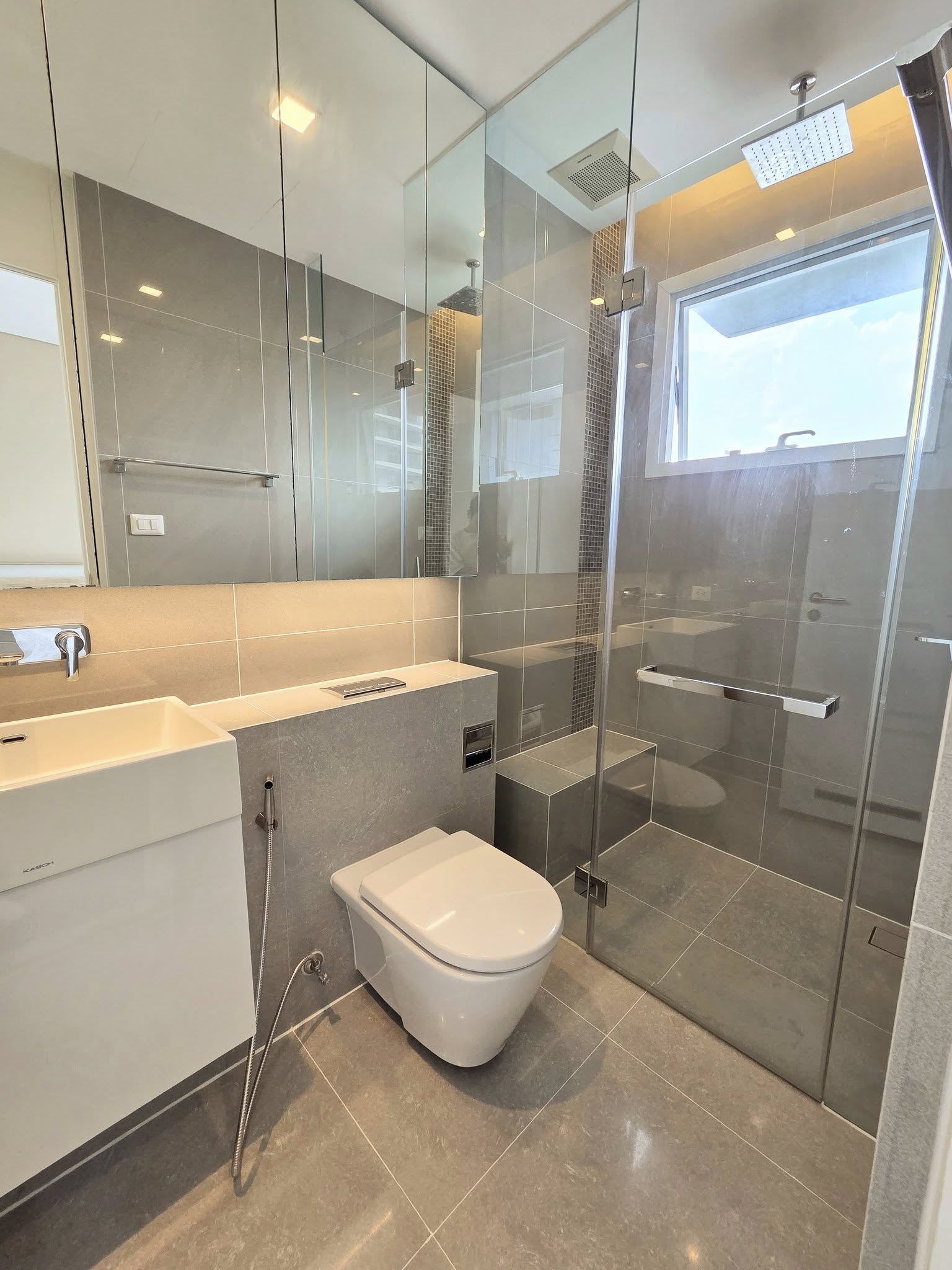 ชื่อโครงการ The Saint Residences (เดอะ เซนต์ เรสซิเดนซ์) ให้เช่า 2นอน 2น้ำ ขนาด 57 ตรม ชั้น 28 ราคา 26,500