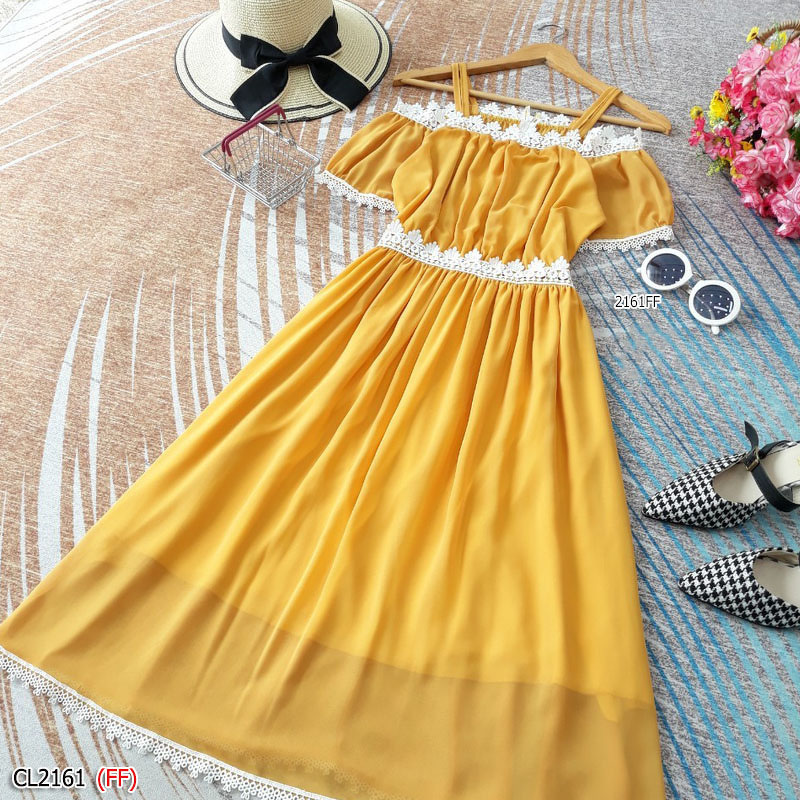 kudapy เดรสยาวสีขาว/สีเหลือง/สีชมพู สายเดี่ยว งานผ้าชีฟองมีซับใน ดีไซน์แต่งปาดไหล่ อกเอวและชายเดรสแต่งแซมด้วยผ้าลูกไม้ถักทออย่างละเอียด