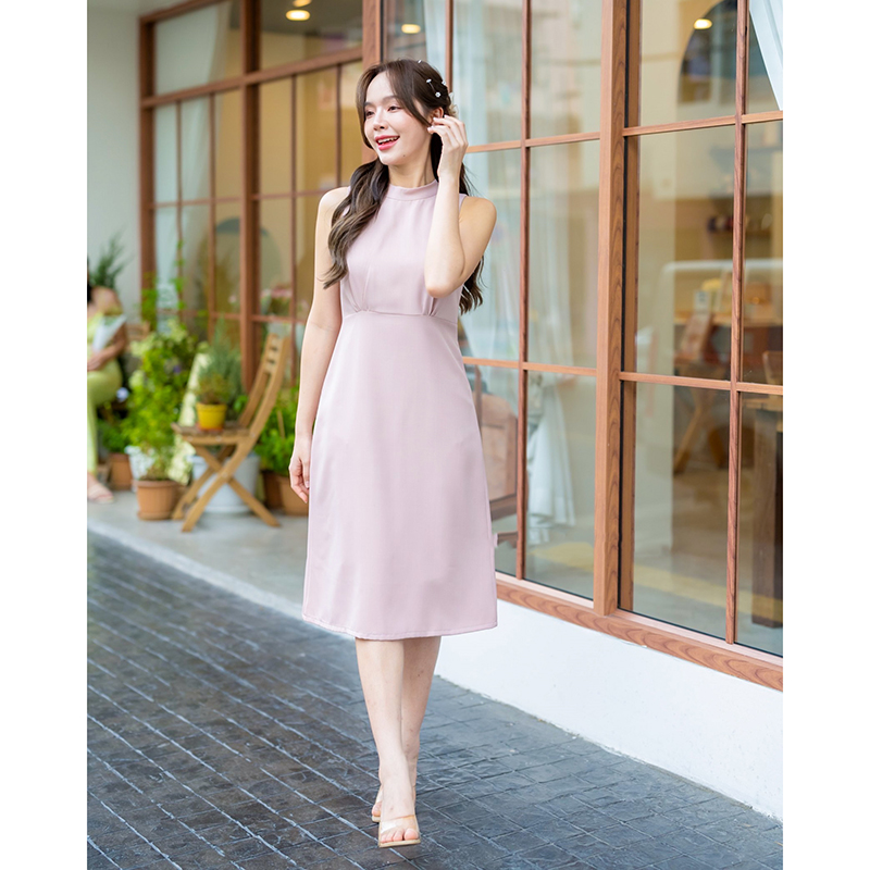 kudapy เดรสสั้นสีโอวัลติน/สีกรม/สีชมพู/สีแดง ช่วงเสื้อเป็นแขนกุดคอปีน สายผูกคอเป็นโบว์ด้านหลังต่อด้วยกะโปรงทรงเอพริ้วๆ ช่วงเอวจับจีบเล็กๆ