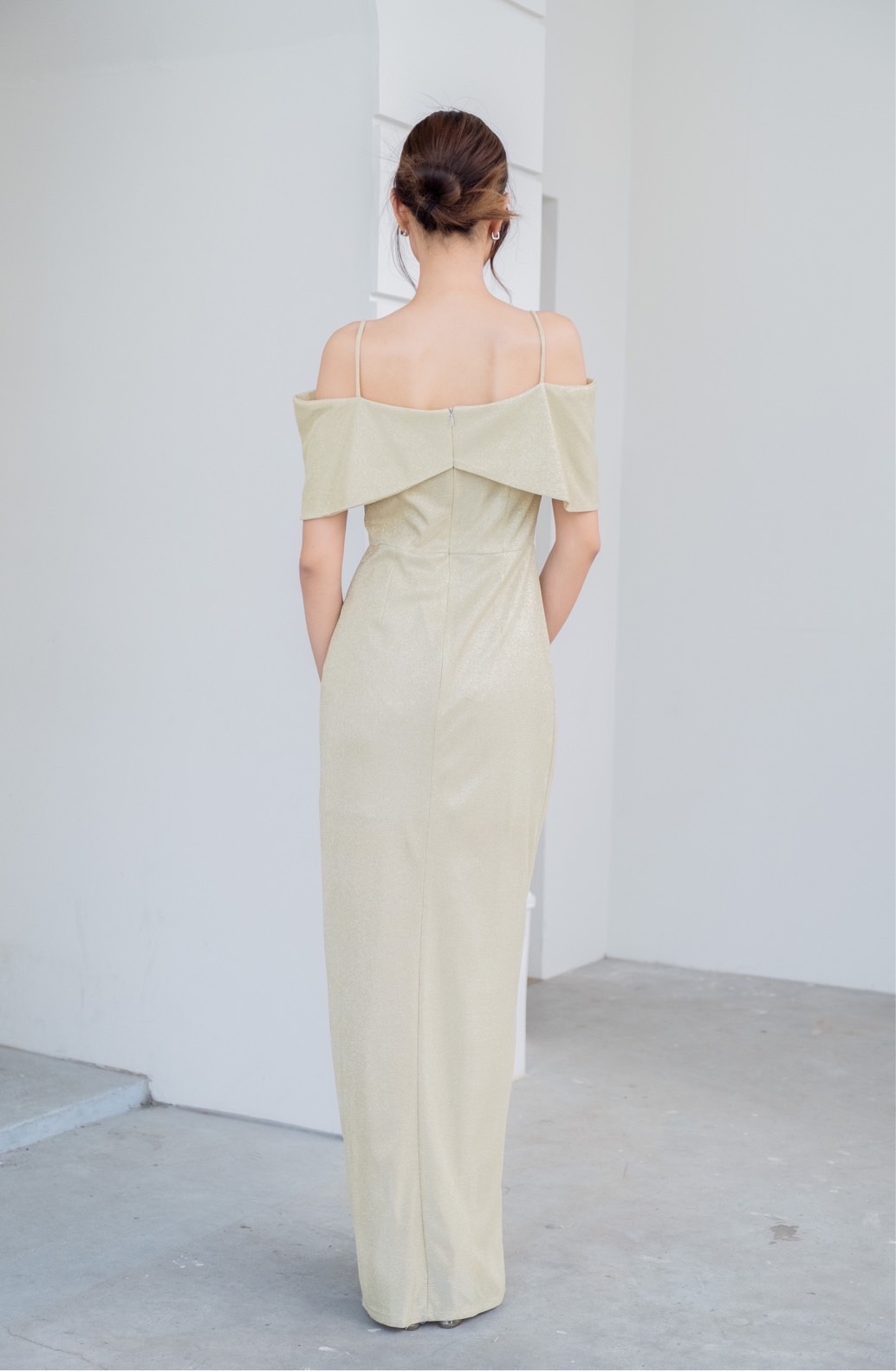 kudapy เดรสยาว ผ้าดัชเชสอัดกาว เปิดบ่าจับบิดทวิชไขว้อก มีสายคล้องบ่า กระโปรงทรงสอบ ผ่าหน้าขา sexy