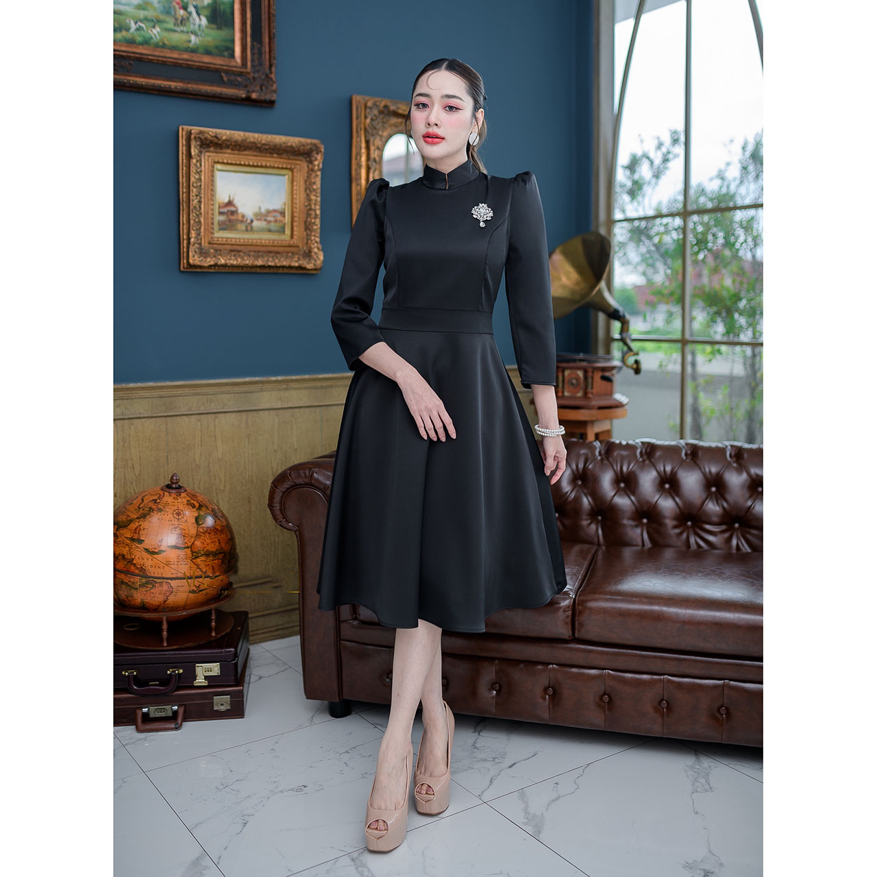 kudapy เดรสสั้นสีดำ/สีทอง ชุดไทยจิตรลดา ทรงแขนห้าส่วน ผ้าอัดกาวให้แล้วทั้งชุด เนื้อผ้านิ่มใส่สบาย เดรสความยาวคลุมเข่าใส่สวยสุภาพ