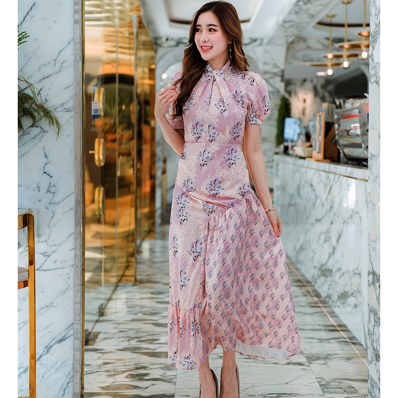 kudapy เดรสยาวลายดอกสีฟ้า/สีชมพู แต่งดีเทลที่คอตามแบบ แต่งเลเยอร์เฉียงที่ตัวกระโปรง แขนกระดิ่ง ทรงสวยมาก