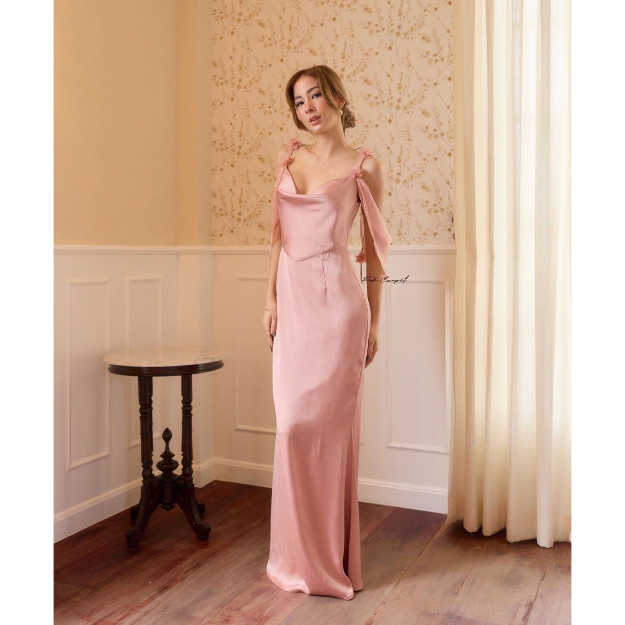 kudapy เดรสซาตินคอถ่วงเสริมหุ่นให้ดูเพรียวสวย เสน่ห์แห่งความอ่อนหวานที่ถูกถ่ายทอดผ่านซิลูเอตต์พลิ้วไหว ดีเทลโชว์ไหล่และสายผ้าบางเบาให้ลุคที่หรูหรา