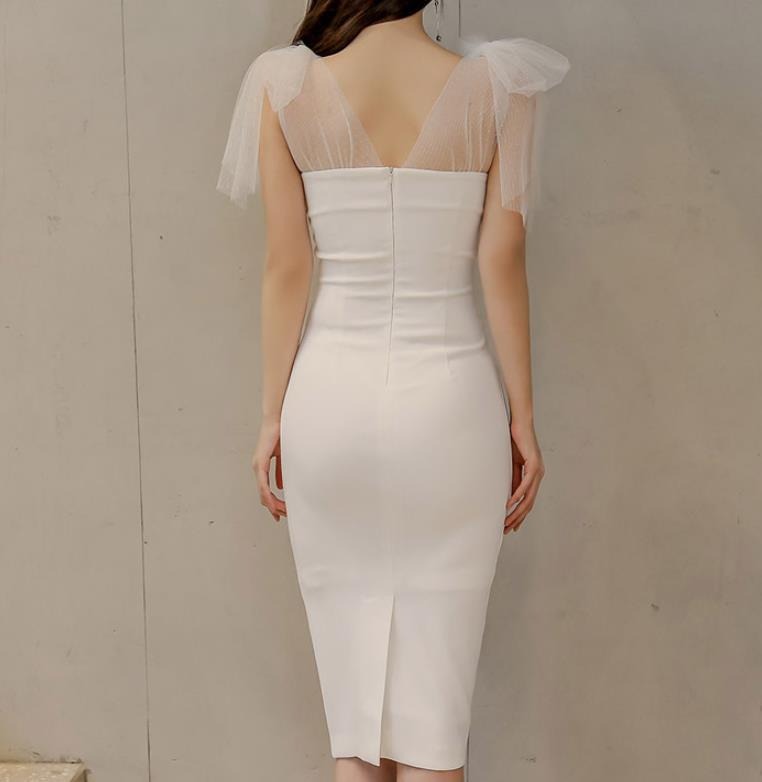 kudapy เดรสสั้นสีขาว เดรสสั้นทรงเข้ารูป ไหล่ผูกโบว์ผ้าซีทรู แนวเรียบหรูดูแพง สวยดูดี