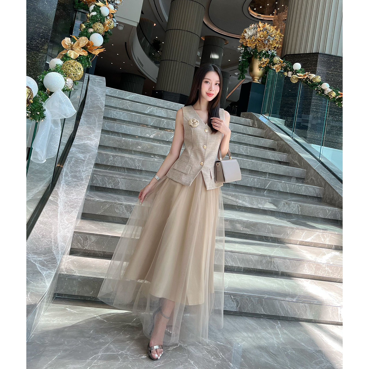 kudapy ชุดเซ็ทเสื้อแขนกุดทรงเข้ารูปแต่งกระดุมจริงสีทอง ตกแต่งกระเป๋าเสื้อให้ดูโดดเด่น(กระเป๋าหลอก)