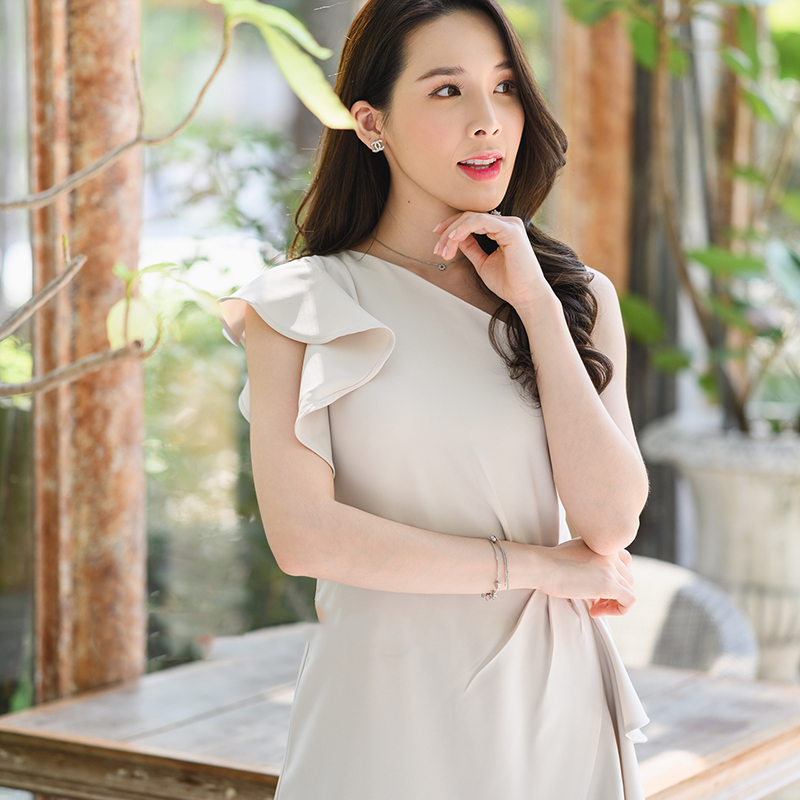 kudapy เดรสสั้นสีชมพู/สีกรม/สีฟ้าเทา/สีครีม ออกงาน ดีไซน์ปังๆ เป็นเปิดไหล่ 1 ข้างอีกข้างเป็นระบาย จับจีบช่วงเอว แต่งระบายลงมาช่วงกระโปรง