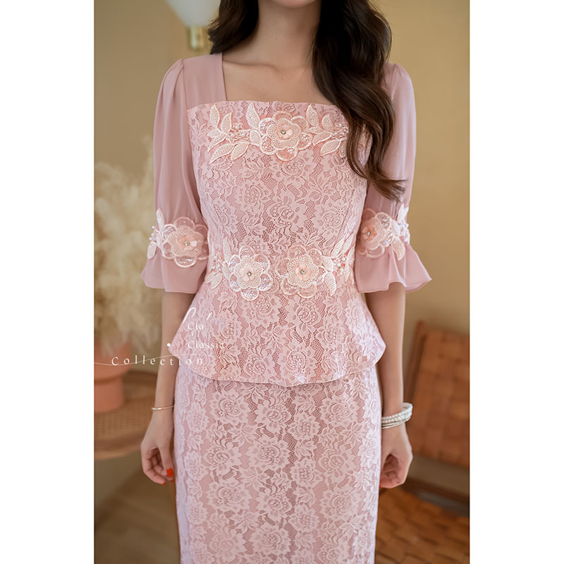 kudapy เดรสสั้นสีชมพูอ่อน/สีเขียวอ่อน ลูกไม้ เป็นเดรสลูกไม้เอวระบาย ช่วงแขนเป็นชีฟอง ตกแต่งดอกไม้ช่วงเอว อก และปลายแขน ดีเทลดอกไม้จะเป็นงานปักลูกปัด มุก และเพชร