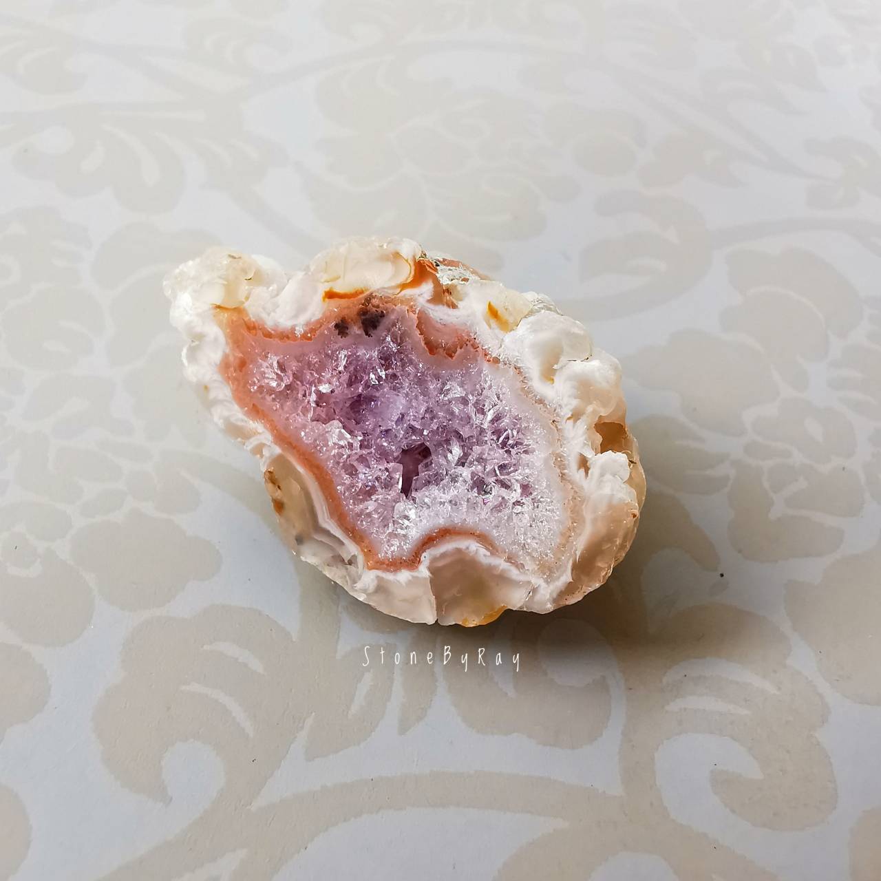 หินจีโอดอเมทิสต์ก้อนธรรมชาติ