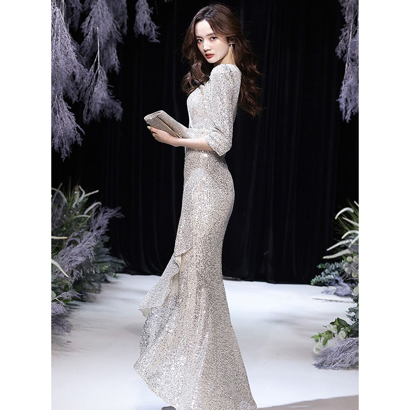 kudapy เดรสยาวสีเทาเงิน เดรสปักเลื่อมแขนสามส่วนกระโปรงทรงหางปลาหน้าสั้นหลังยาว เรียบหรูดูแพง สวยดูดี แบบสวยทันสมัย