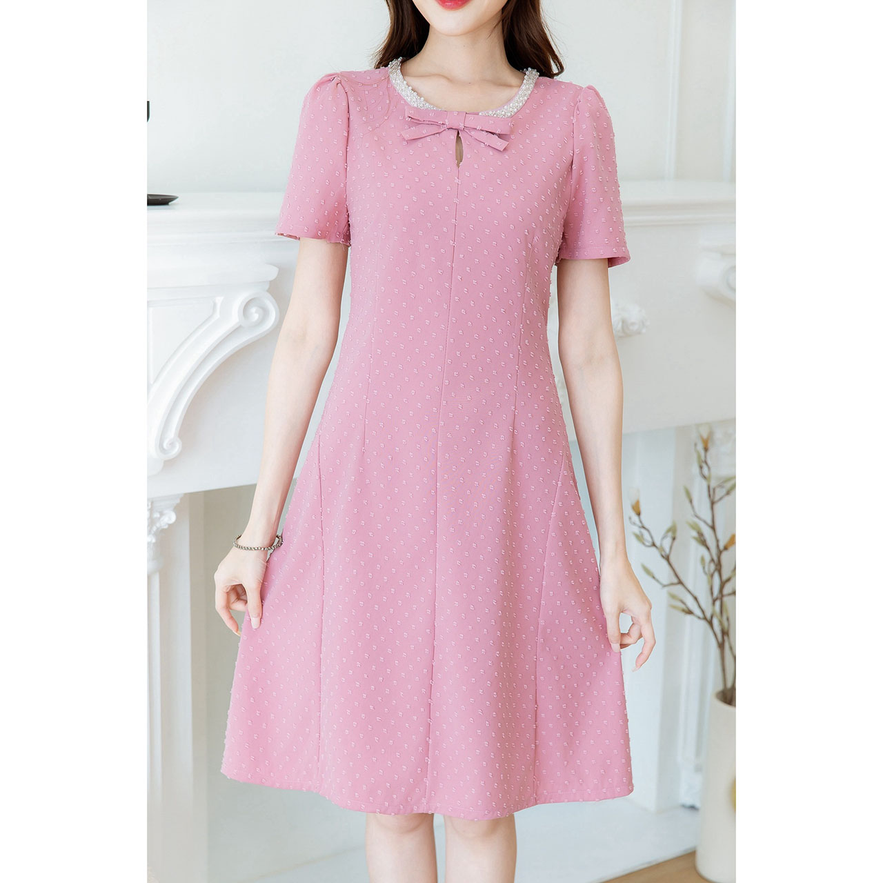 kudapy เดรสแพทเทิร์นสวยเรียบใส่และมีเชปสวย มีดีเทลเพิ่มความสวยหรูด้วยอะไหล่ลูกปัดรอบคอ และแต่งโบว์