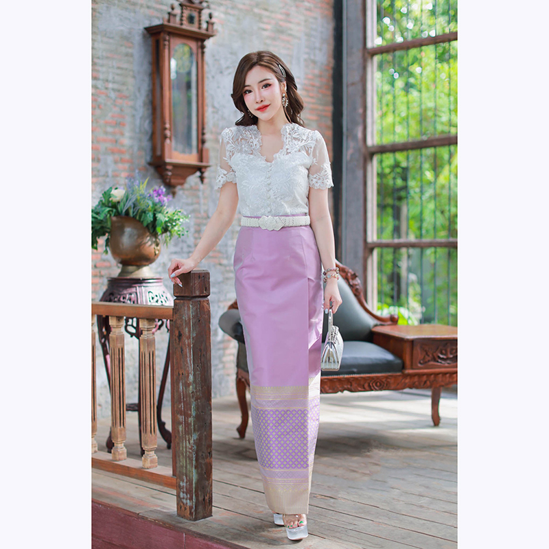 kudapy ชุดเซทเสื้อลูกไม้คอวี ทรงสวยเข้ารูปซับในด้วยผ้าไหมอิตาลีอัดกาว ์ผ้าถุงไหมแพรทิพย์ทอเครื่องลายการบิน สำเร็จรูป ซิปหลัง