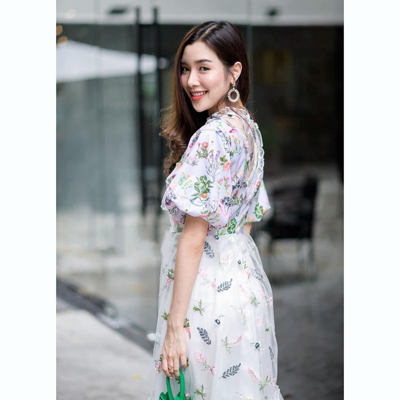 kudapy เดรสสั้นสีม่วง แขนพองทรงตุ๊กตา ช่วงคอเล่นระบาย ช่วงกระโปรงตัดเป็น 2 ชั้นนะคั เล่นผ้าแก้ว งานปักน้าค้า