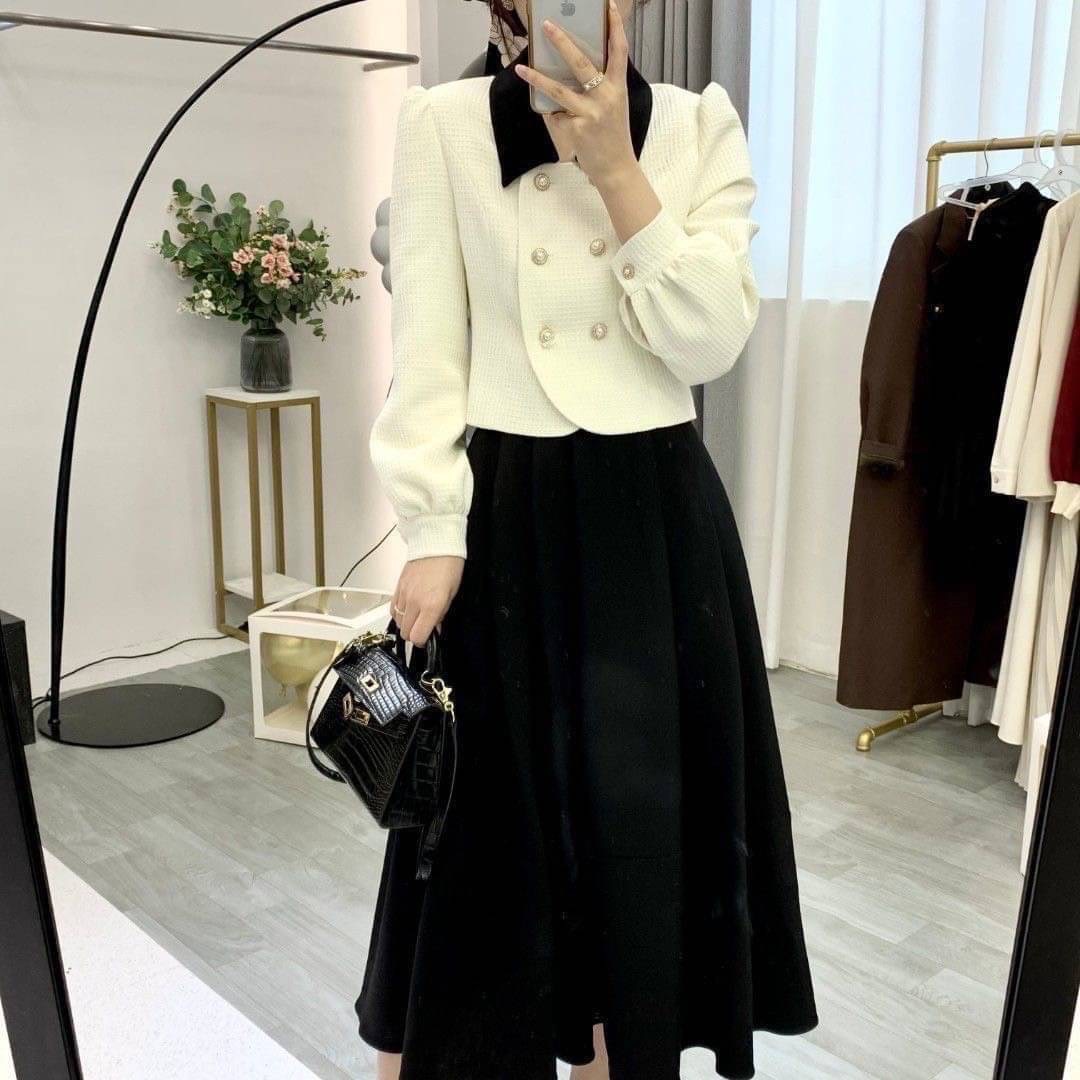 kudapy เซ็ทเสื้อครอปสีครีมแต่งปกสีดำ+กระโปรงยาวจับจีบใหญ่เอวสูงทรงเข้ารูป