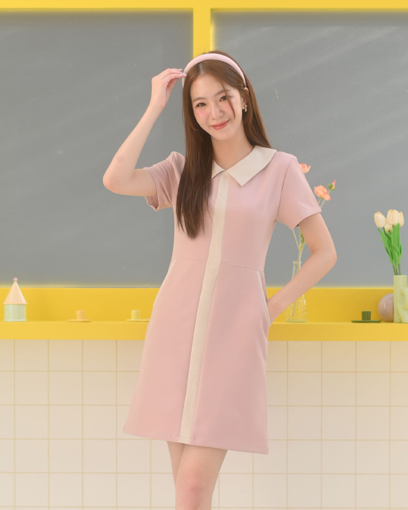 kudapy เดรสแขนสั้นทรงเอ ดีไซน์คอปก ตัดต่อเล่นสีทูโทนที่ปกและแถบสีกลางลำตัวมีกิมมิคลายผ้าเล็กๆ คู่สีทูโทนน่ารักละมุ