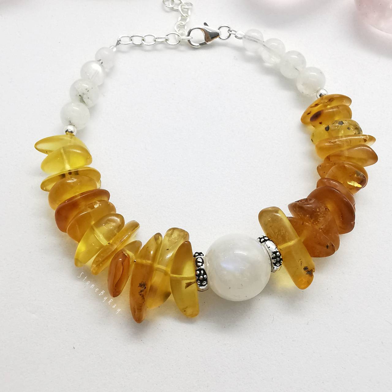 สร้อยข้อมือหินมูนสโตนร้อยกับอำพัน Moonstone+Amber