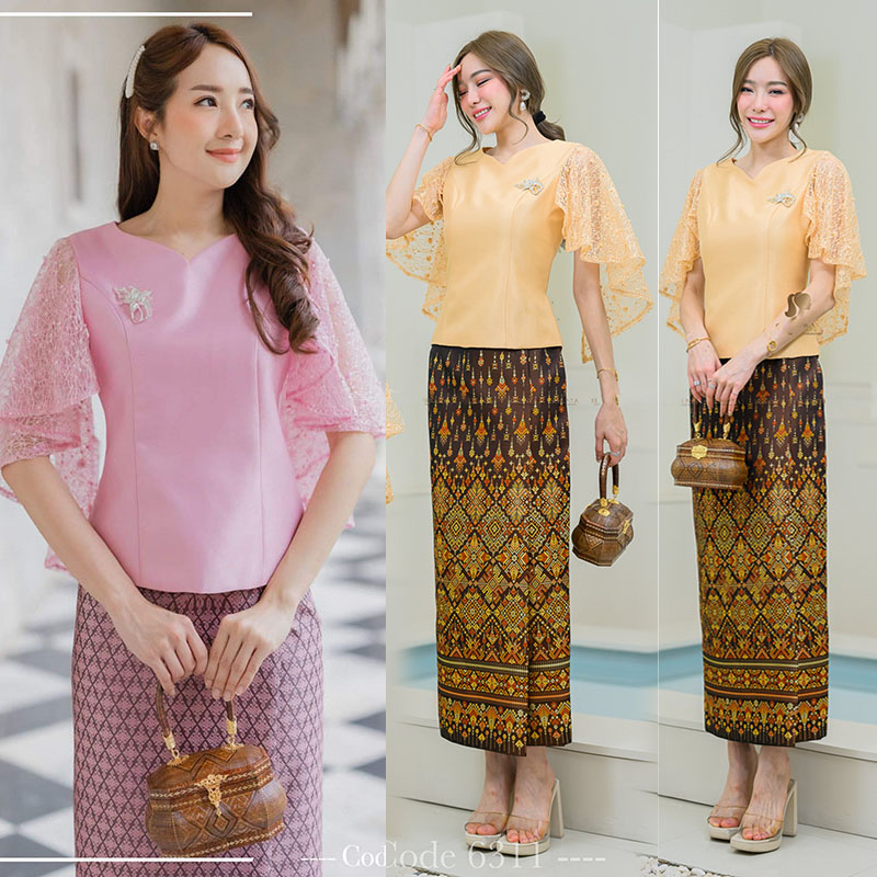 kudapy (เฉพาะเสื้อ) เสื้อสีชมพู/สีเหลืองทอง ผ้าไหมแขนปีกผีเสื้อ ตรงแขนเป็นผ้าลูกไม้ตอกมุกอย่างดี คอเป็นคอหัวใจ งานอัดกาวมีซับในอย่างดี ซิปซ่อนหลังใส่สบาย (เฉพาะเสื้อ)