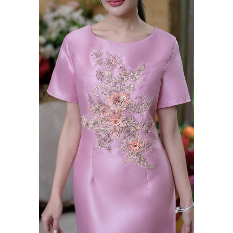 kudapy เดรสสั้นสีเทา/สีชมพู ผ้าไหมแขนสั้น มีดีเทลแต่งดอกไม้ปักสามมิติที่ช่วงอก งานปักสวย ลวดลายของดอกไม้ทั้งหมดนูนเป็นชั้น ตกแต่งด้วยมุกเป็นเกษรและเพชรตรงส่วนของใบไม้