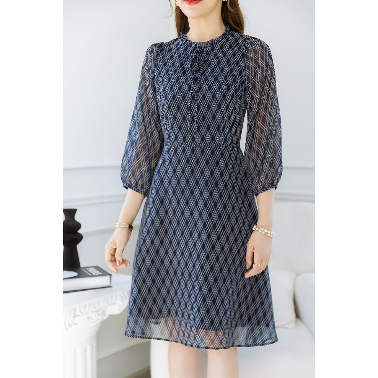 kudapy เดรสผ้าชีฟอง สวยเรียบหรู ใส่สบาย โทนสีดูหรู สีเข้มช่วยพรางหุ่น ลายตารางข้าวหลามตัด ดีเทลคอจีบเล็กผูกโบว์ เป็นแขนสีส่วน