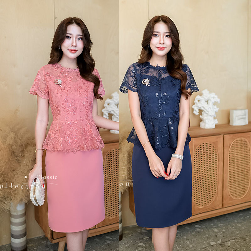 kudapy เดรสสั้นสีกรม/สีชมพู ลูกไม้ปักดอกไม้ประดับเลื่อม ช่วงบนเป็นเสื้อคลุมแขนสั้นเอวระบาย ตกแต่งลูกไม้รอบคอ และชายระบาย