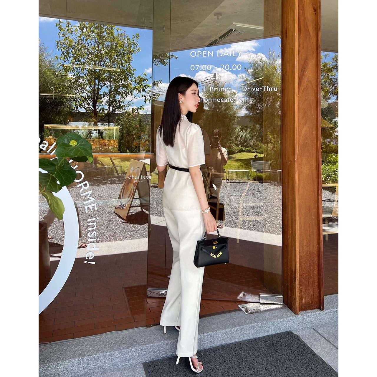 kudapy ชุดเซ็ทสีครีมาบางใส่สบาย ตัวเสื้อใช้ผ้าแก้วชนิดพิเศษมีความนุ่มใส่สบาย แต่งกระดุมดอกไม้ แถมฟรีเสื้อกล้ามใส่ด้านใน และเข็มขัด