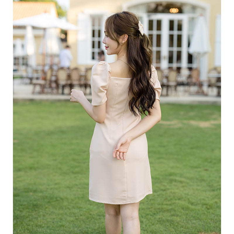 kudapy เดรสสั้นสีชมพู/สีครีม/สีกรม คัตติ้ง ตัวเดรสเป็นทรงอกป้ายคอวี ดีเทลเริ่ดๆ จับเดรปช่วงลำตัวสวยมาก กระโปรงเฉียงป้ายด้านหน้า