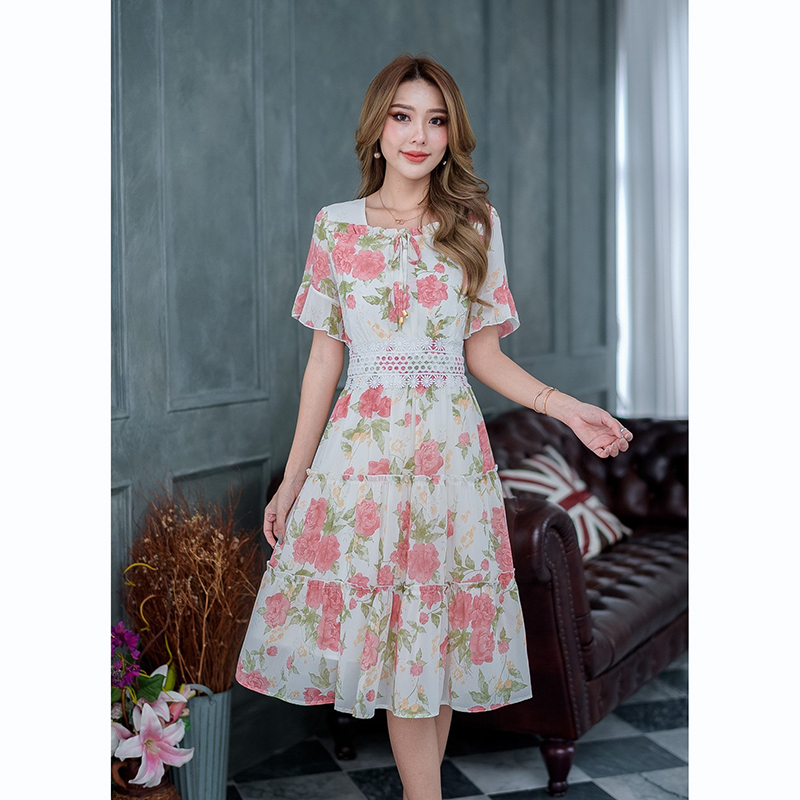 kudapy เดรสสั้นสีครีม/สีโทนชมพูหม่น ผ้าชิฟฟ่อนลายดอกไม้สวยหวาน มีดีเทลเยอะช่วงเอวต่อตกแต่งด้วยลูกไม้คาดเอว