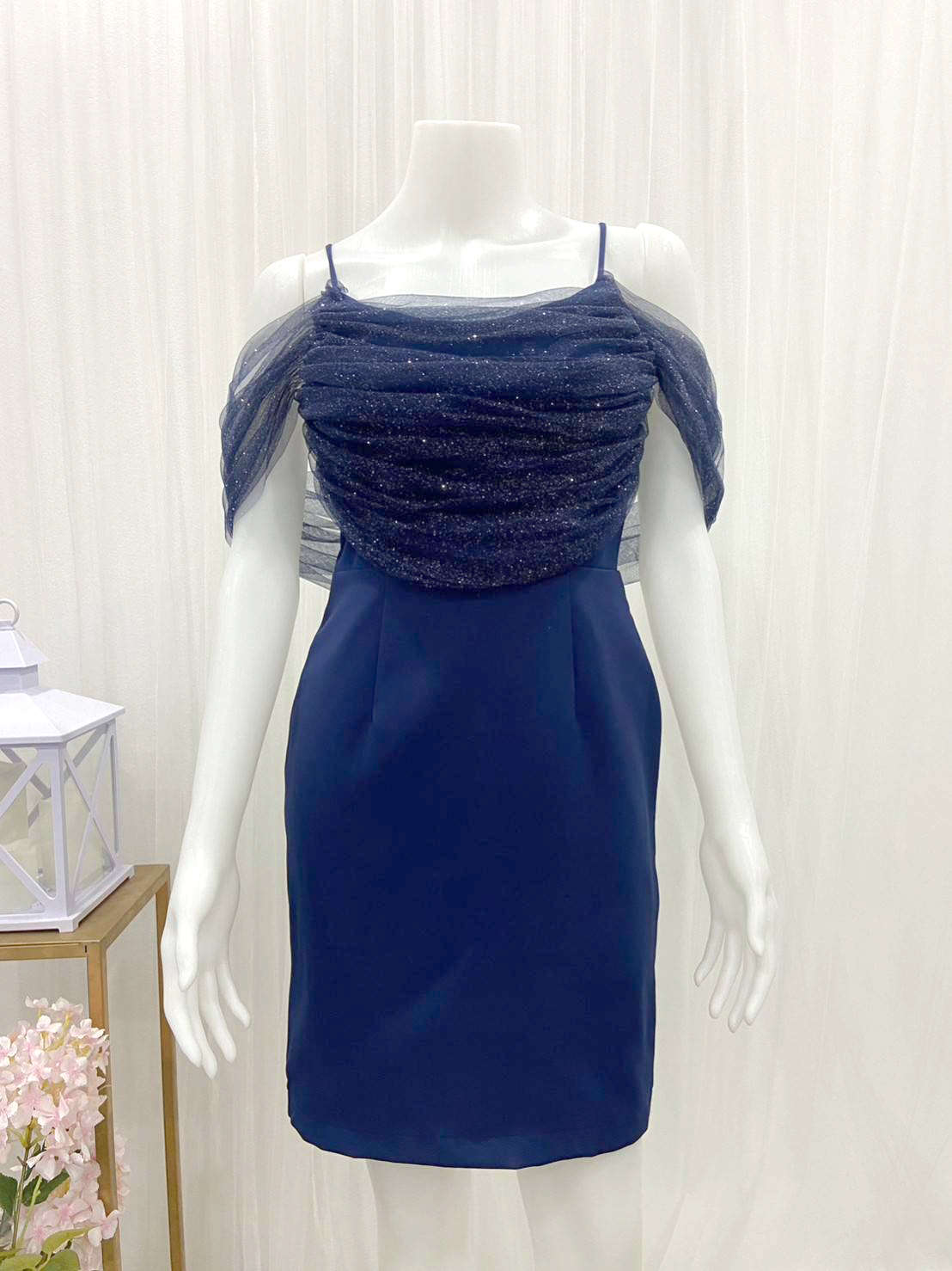 kudapy ชุดเดรสสั้นเปิดไหล่ใส่ออกงาน เดรสทรงบานแต่งระบายาบาร์บี้กากเพชร ชุดยาว 33 นิ้ว S M L XL 2XL