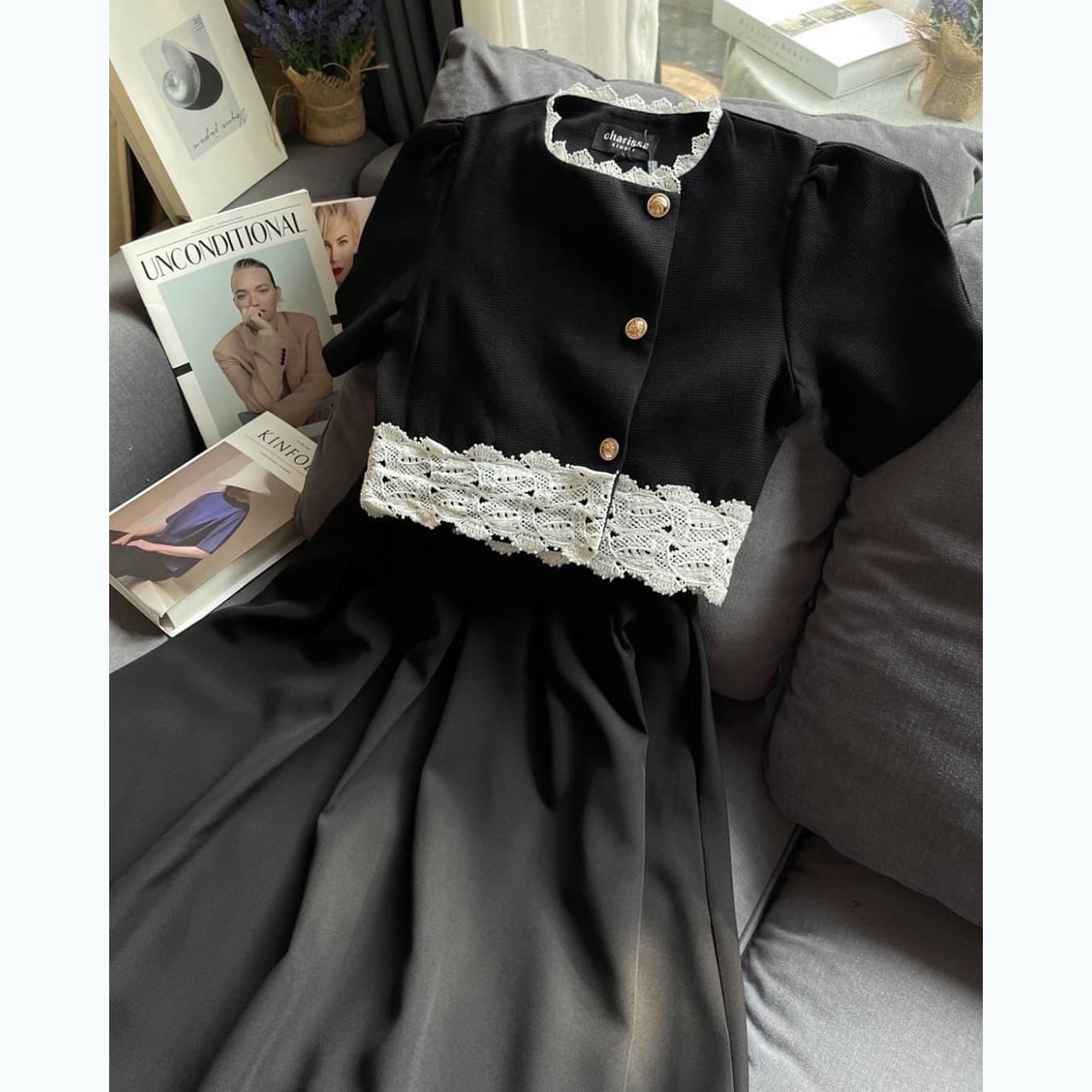 kudapy ชุดเซ็ทเสื้อครอปสีดำแต่งชายลูกไม้สีขาว แต่งกระดุมจริงสีทอง แขนสั้นทรงตุ๊กตา+กระโปรงยาวสีดำ