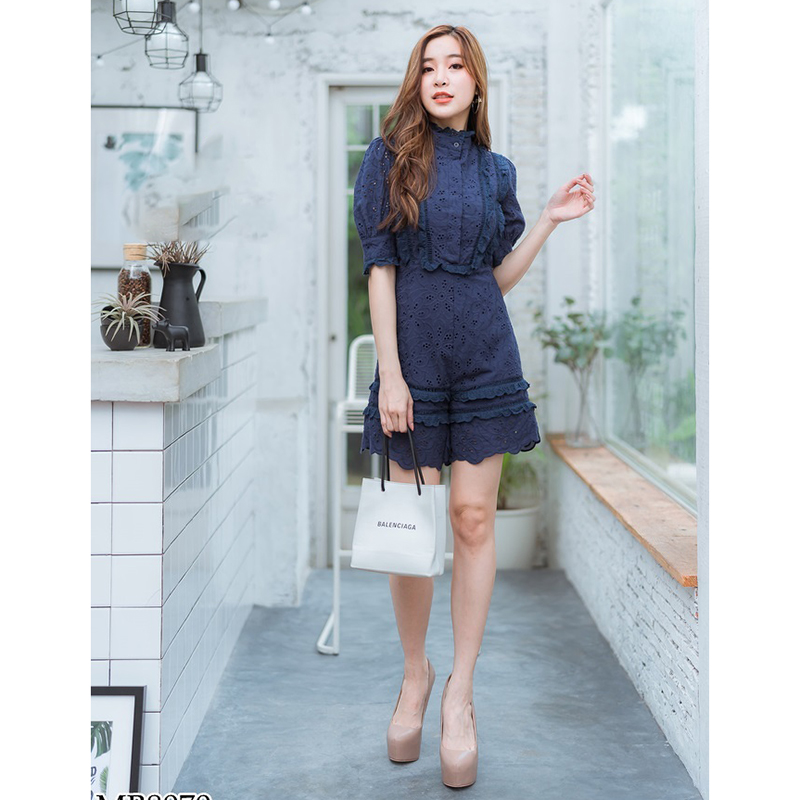 kudapy จั้มสูทขาสสั้นสีกรมท่า คอปืน แต่งกระดุมหน้า ลายลูกไม้