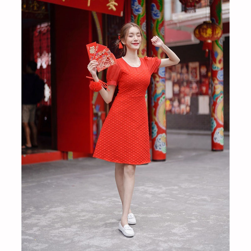kudapy เดรสสั้นสีแดง ผ้าทอลายนูนแขนชีฟอง ใส่ออกงาน ใส่งานตรุษจีนสวยดูดี