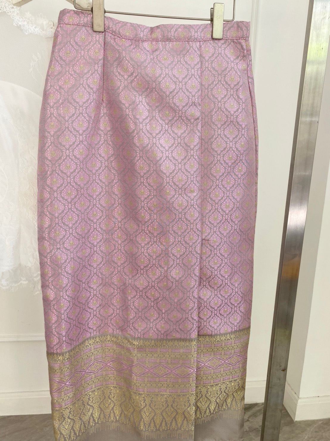 kudapy ชุดเซตไปงานแต่งสีขาว/สีชมพู set เสื้อลูกไม้แขนกระดิ่งยาวสามส่วน+ผ้าถุงผ้าไหมอิตาลี งานสวยเนี๊ยบมาก