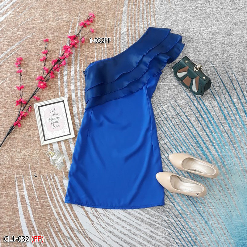 kudapy เดรสสั้นไหล่เฉียง แต่งระบายผ้าแก้ว ตัวเดรสงานผ้าซาร่า มีซิปข้าง ตีเกล็ดหน้า-หลัง เอวไม่สม็อค