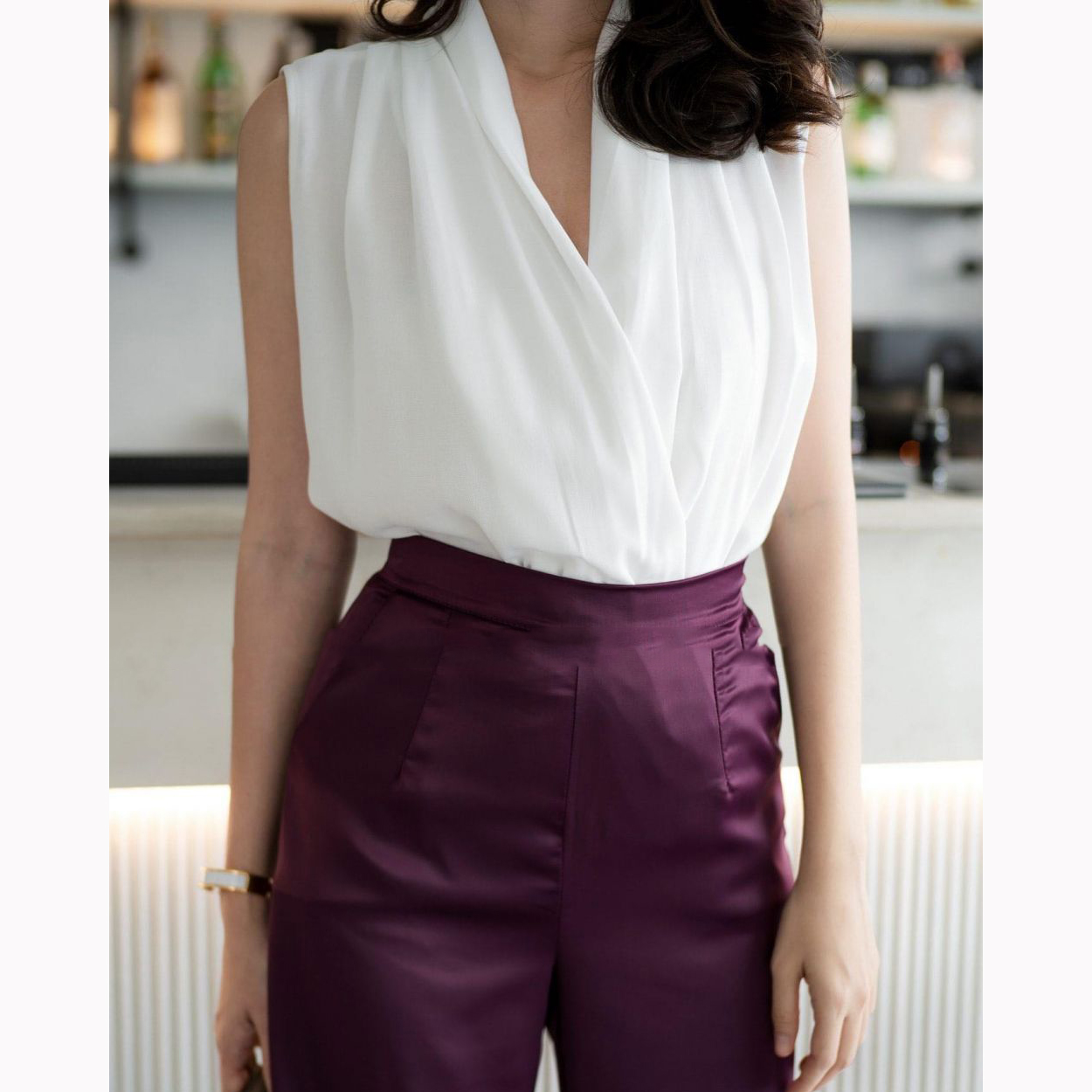 kudapy เซตเสื้อ+กางเกงใส่ออกงาน สีม่วงแดง และสีน้ำตาล เสื้อคอวีไขว้อก จับจีบสวยมากค่ะ กางเกงขากระบอกงานซานตินผ้าทิ้งตัวทรงสวยค่ะ