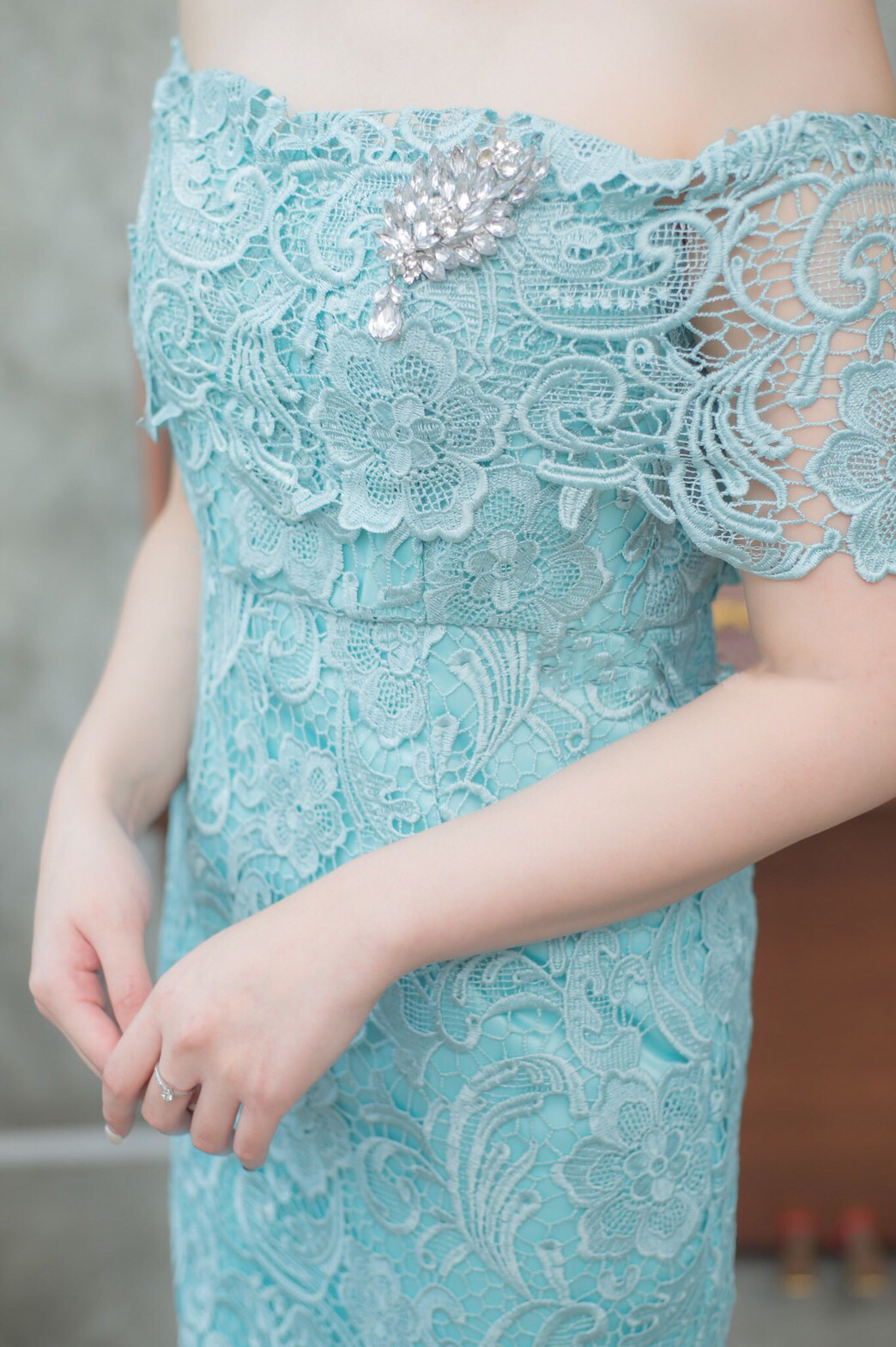 kudapy ชุดเดรสลูกไม้เปิดไหล่ สีเขียวมิ้น ลูกไม้ฝรั่งเศสเนื้อดีเกรดพรีเมี่ยม ผ้านุ่มใส่สบายไม่คัน งานมีซับในอย่างดี