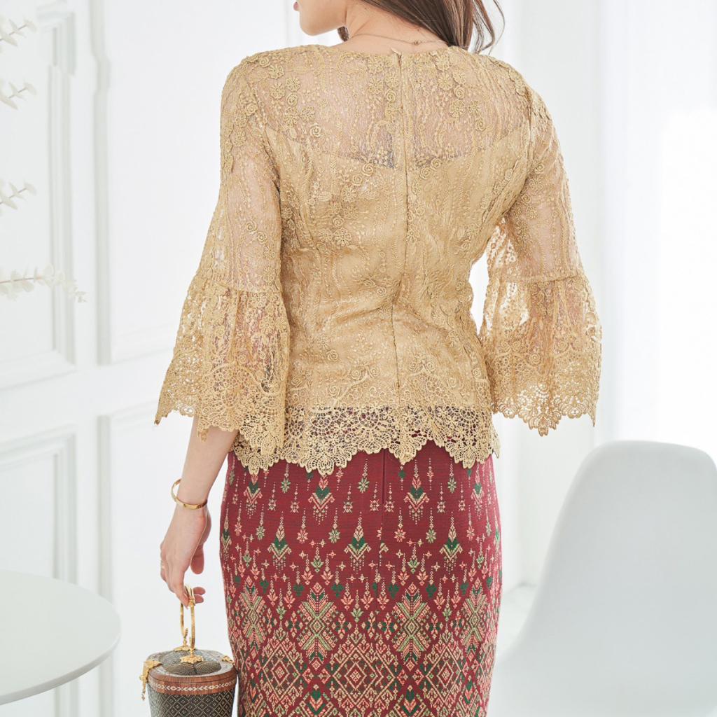 kudapy เซ็ทเสื้อลูกไม้ใยบวบดอกลอยเกรดพรีเมี่ยมสีส้ม/สีทอง มาพร้อมกับผ้าถุง ผ้าไหมแพรวากาฬสินทร์สำเร็จรูปอัดกาวอย่างดี