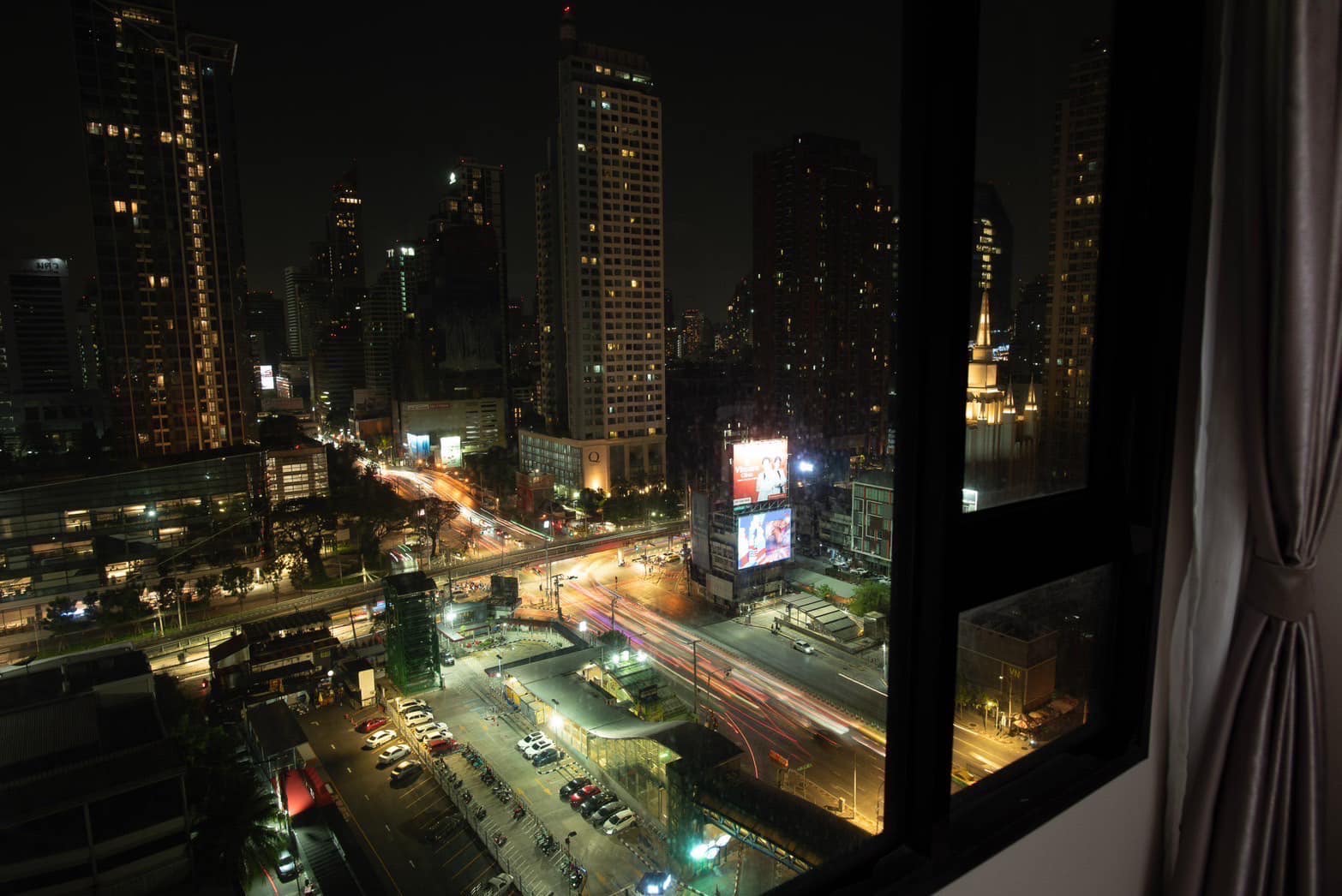 ปล่อยเช่าคอนโด Life Asoke (ไลฟ์ อโศก) - ถูกมากห้องสวย 1ห้องนอน 1ห้องทำงาน 1ห้องน้ำ 1ห้องนั่งเล่น - ใกล้ MRTเพชรบุรี APLมักกะสัน/มศว. - ขนาดห้อง 35 ตรม. ชั้น 18 ทิศใต้ วิว Singha complex