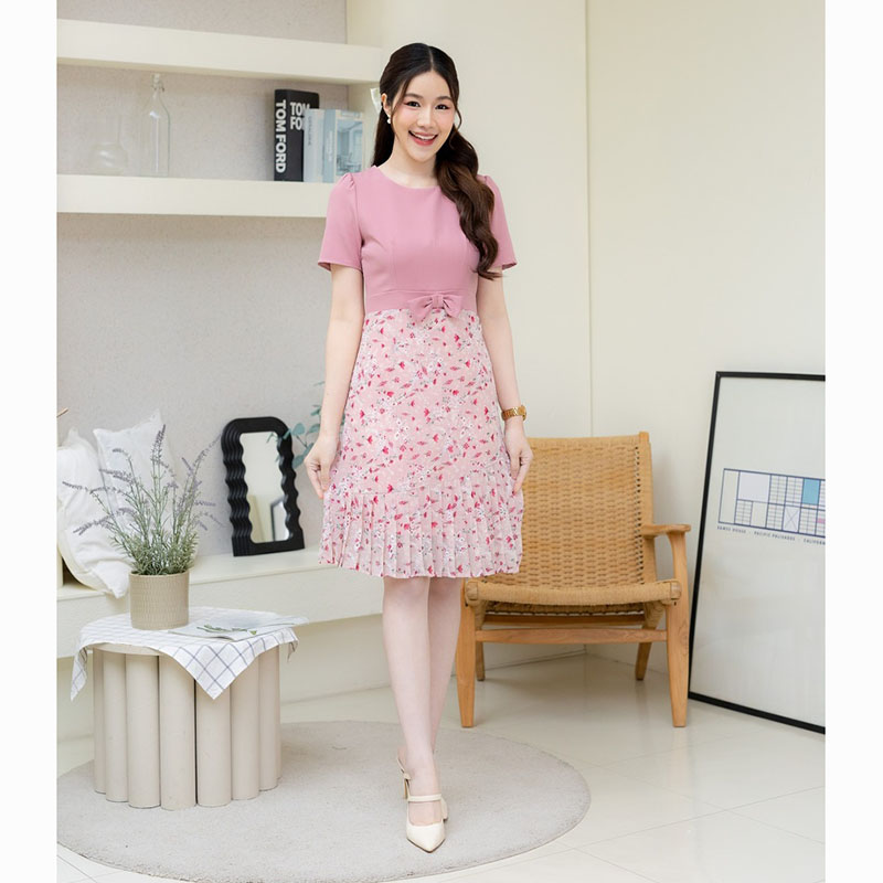 kudapy เดรสสั้นสีชมพู/สีครีม/สีกรม ทำงานช่วงล่างเป็นงานลูกไม้ฉลุ อัดพลีตสวยมากน้า ส่วนบนเป็นผ้าเรียบมินิเกิลมากก สีน่ารัก สุภาพ