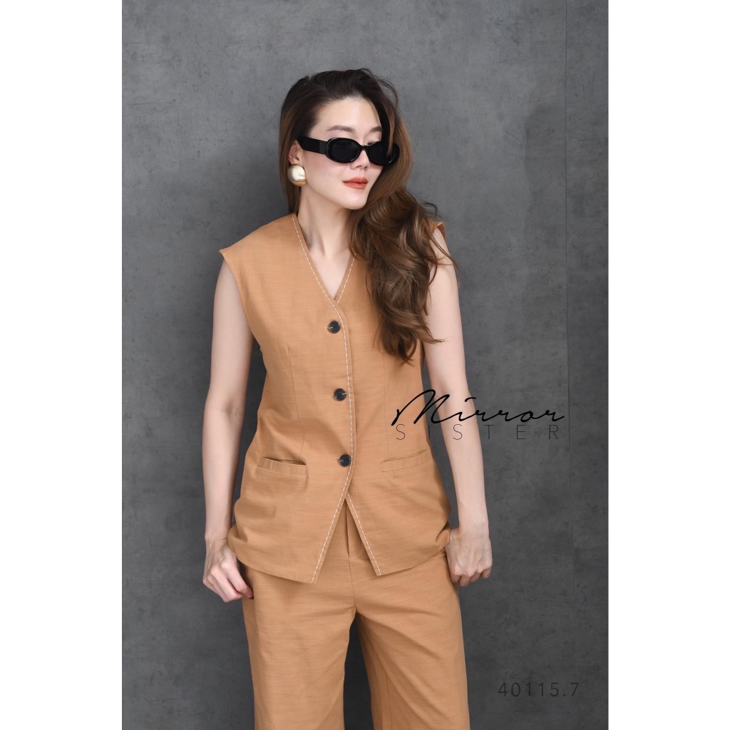 kudapy ชุดเซ็ทสีกากี เซ็ทเสื้อแขนกุด แต่งกระดุมลายกระ แต่งกระเป๋าล้วงได้2ข้างด้านหน้า มาพร้อมกางเกงขากระบอกเข้าชุดกัน