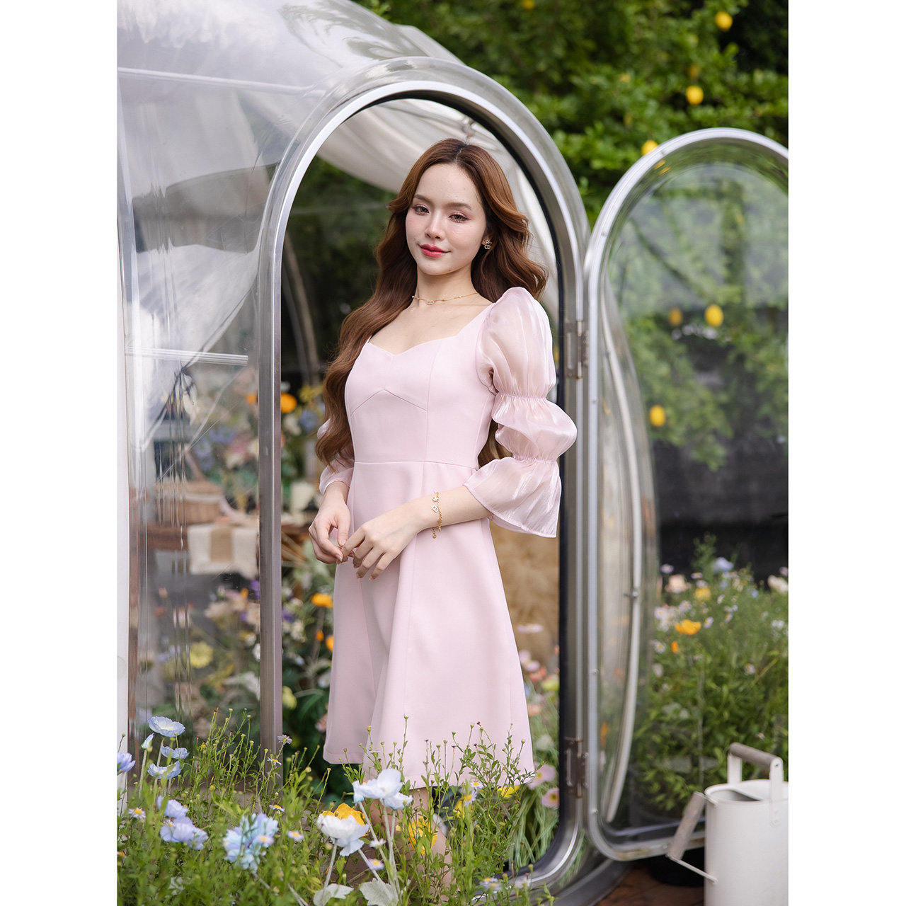 kudapy เดรสพาสเทลแขนพัฟระบาย เติมเต็มความหวานละมุน ดีไซน์แขนยาวพองระบายจากผ้าออร์แกนซ่า ทรงพอง เพิ่มเสน่ห์แบบเจ้าหญิงแสนซน