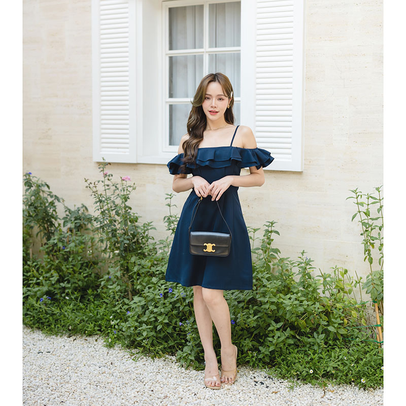 kudapy เดรสสั้นสีครีม/สีกรม/สีชมพู/สีโอวัลติน ช่วงบนเป็นทรงแบบปาดไหล่ อกเย็บเป็นระบายเลเยอร์